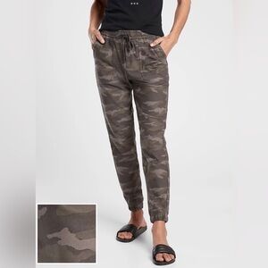 NWT Athleta Farallon Camo Jogger 10 Black Olive Green